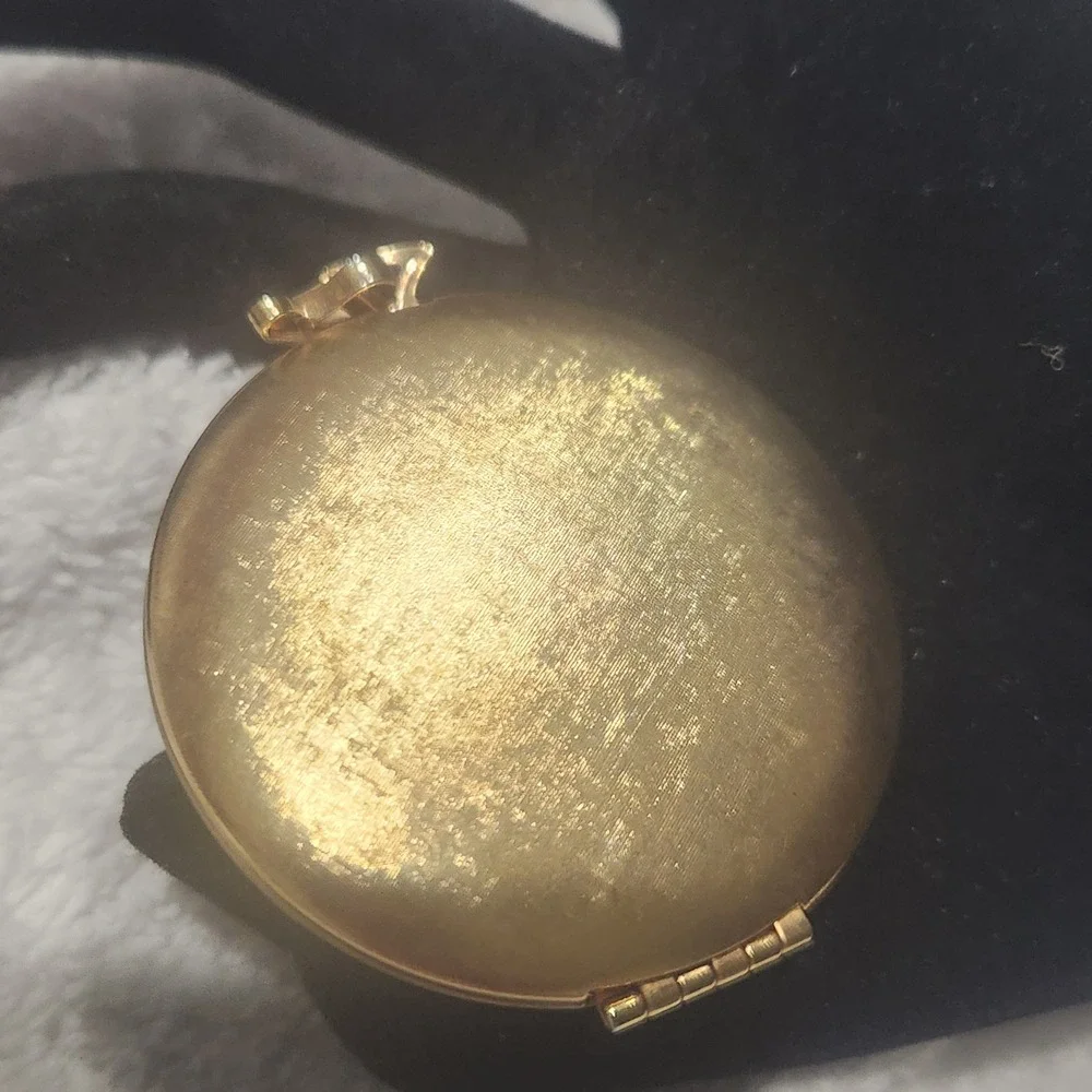 Vintage Avon Gold Tone‎ Floral Needlepoint Round Locket Pendant Necklace Charm